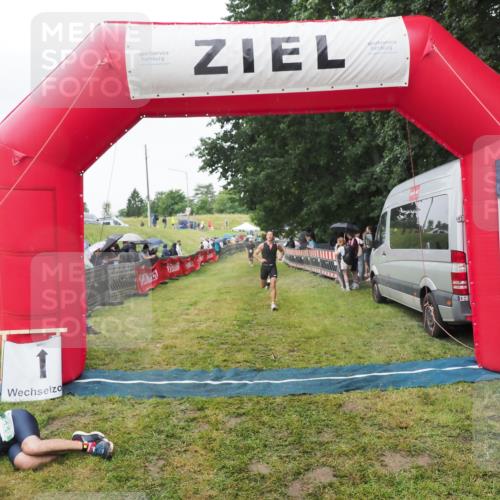 21.06.2025 - 27. Vierlanden-Triathlon MichiJ http://msf.ph/oto/8046083 15.06.2026 13:58:08 Ziel 1116 meine-sportfotos.de