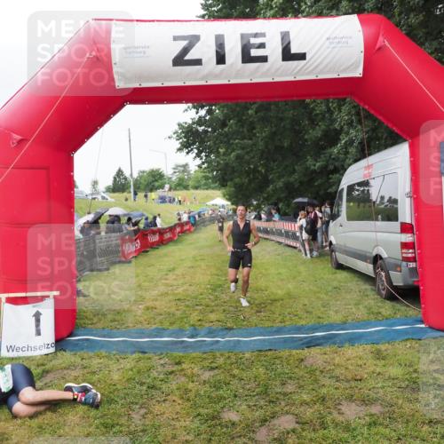 21.06.2025 - 27. Vierlanden-Triathlon MichiJ http://msf.ph/oto/8046094 15.06.2026 13:58:09 Ziel 1116 meine-sportfotos.de
