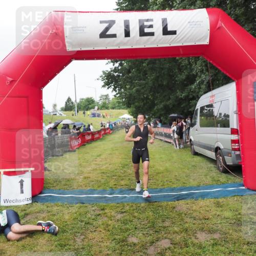 21.06.2025 - 27. Vierlanden-Triathlon MichiJ http://msf.ph/oto/8046096 15.06.2026 13:58:09 Ziel 1116 meine-sportfotos.de
