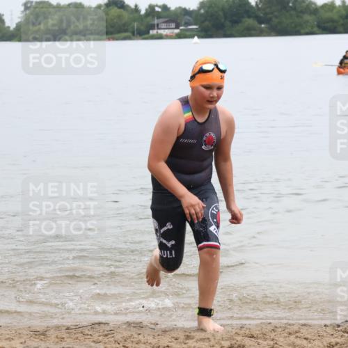 21.06.2025 - 27. Vierlanden-Triathlon Lena Gebhardt http://msf.ph/oto/8046097 15.06.2025 14:52:22 Schwimmen 1361 meine-sportfotos.de