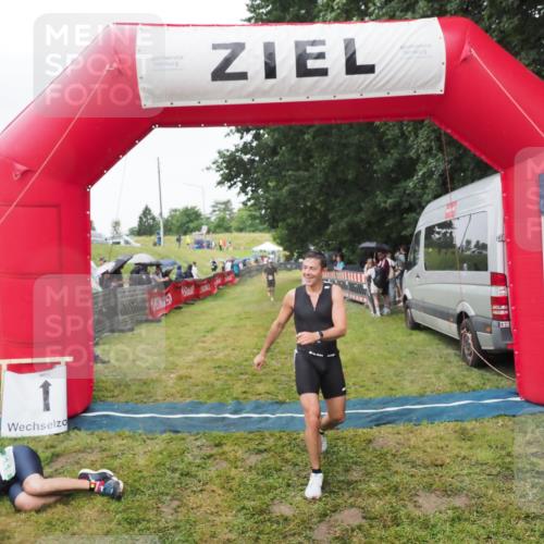 21.06.2025 - 27. Vierlanden-Triathlon MichiJ http://msf.ph/oto/8046103 15.06.2026 13:58:10 Ziel 1116 meine-sportfotos.de