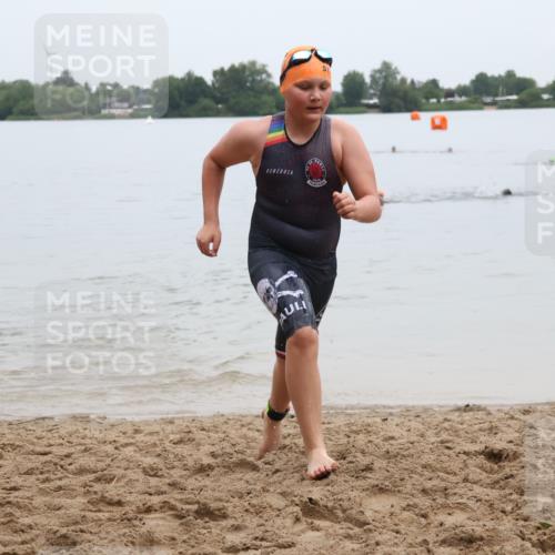 21.06.2025 - 27. Vierlanden-Triathlon Lena Gebhardt http://msf.ph/oto/8046108 15.06.2025 14:52:22 Schwimmen 1361 meine-sportfotos.de