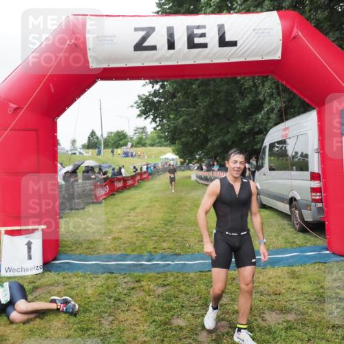 21.06.2025 - 27. Vierlanden-Triathlon MichiJ http://msf.ph/oto/8046111 15.06.2026 13:58:11 Ziel 22, 1116 meine-sportfotos.de