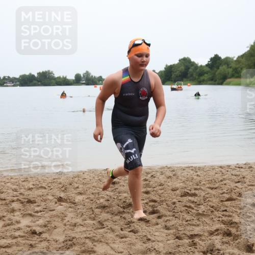 21.06.2025 - 27. Vierlanden-Triathlon Lena Gebhardt http://msf.ph/oto/8046119 15.06.2025 14:52:23 Schwimmen 1361 meine-sportfotos.de
