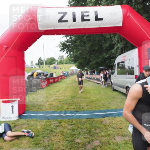 21.06.2025 - 27. Vierlanden-Triathlon MichiJ http://msf.ph/oto/8046120 15.06.2026 13:58:13 Ziel 22, 1116 meine-sportfotos.de