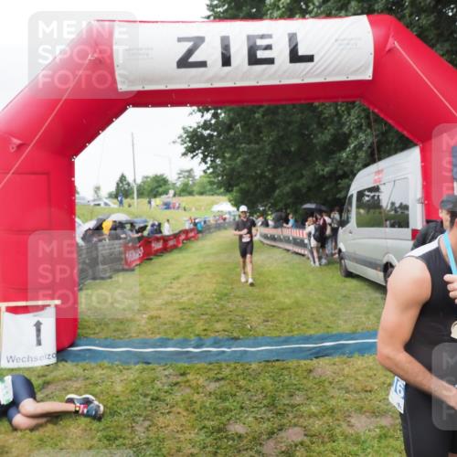 21.06.2025 - 27. Vierlanden-Triathlon MichiJ http://msf.ph/oto/8046122 15.06.2026 13:58:13 Ziel 22, 1116 meine-sportfotos.de