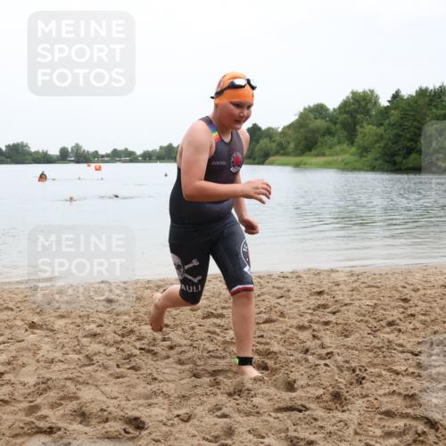 21.06.2025 - 27. Vierlanden-Triathlon Lena Gebhardt http://msf.ph/oto/8046123 15.06.2025 14:52:24 Schwimmen 1361 meine-sportfotos.de