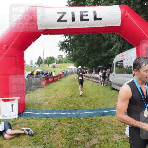 21.06.2025 - 27. Vierlanden-Triathlon MichiJ http://msf.ph/oto/8046124 15.06.2026 13:58:14 Ziel 22, 1116 meine-sportfotos.de