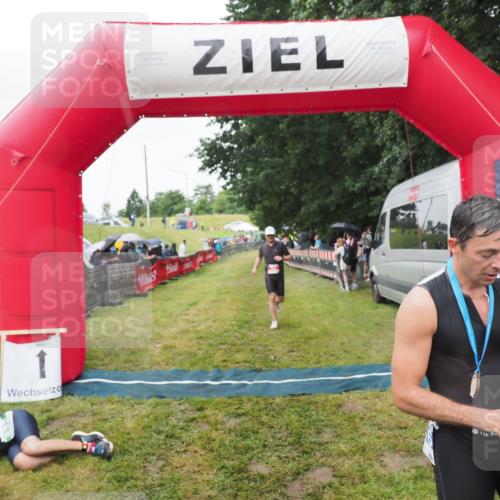 21.06.2025 - 27. Vierlanden-Triathlon MichiJ http://msf.ph/oto/8046125 15.06.2026 13:58:14 Ziel 22, 1116 meine-sportfotos.de