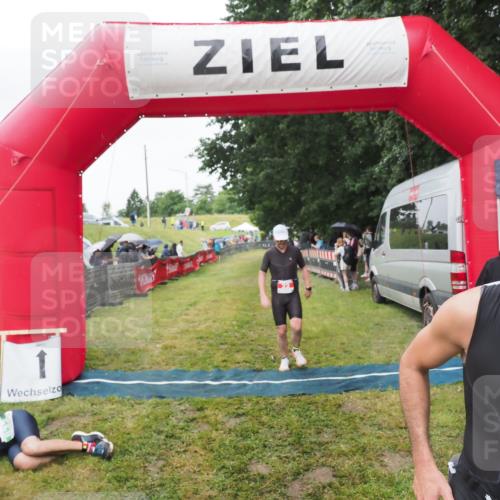 21.06.2025 - 27. Vierlanden-Triathlon MichiJ http://msf.ph/oto/8046128 15.06.2026 13:58:15 Ziel 22, 1116 meine-sportfotos.de