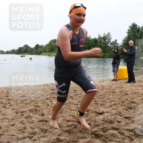 21.06.2025 - 27. Vierlanden-Triathlon Lena Gebhardt http://msf.ph/oto/8046140 15.06.2025 14:52:24 Schwimmen 1361 meine-sportfotos.de