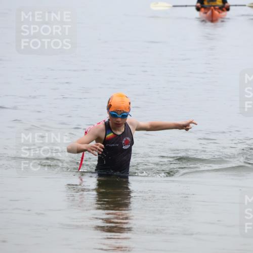 21.06.2025 - 27. Vierlanden-Triathlon Lena Gebhardt http://msf.ph/oto/8046143 15.06.2025 14:52:46 Schwimmen 1358, 1370 meine-sportfotos.de