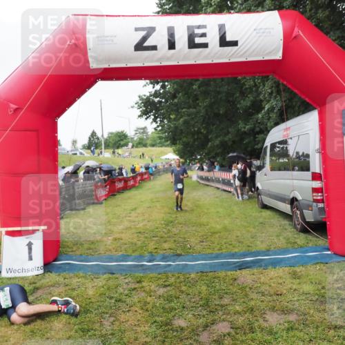 21.06.2025 - 27. Vierlanden-Triathlon MichiJ http://msf.ph/oto/8046150 15.06.2026 13:58:32 Ziel 838 meine-sportfotos.de