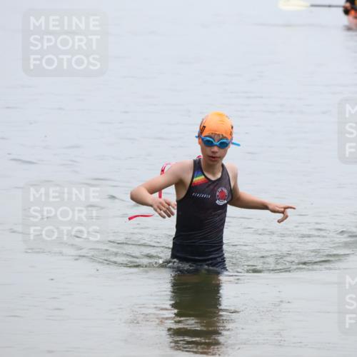 21.06.2025 - 27. Vierlanden-Triathlon Lena Gebhardt http://msf.ph/oto/8046154 15.06.2025 14:52:47 Schwimmen 1358, 1370 meine-sportfotos.de