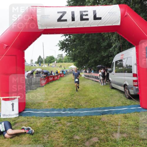 21.06.2025 - 27. Vierlanden-Triathlon MichiJ http://msf.ph/oto/8046155 15.06.2026 13:58:33 Ziel 838 meine-sportfotos.de