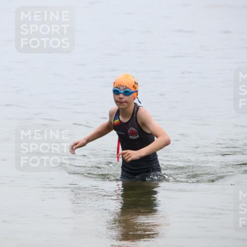 21.06.2025 - 27. Vierlanden-Triathlon Lena Gebhardt http://msf.ph/oto/8046158 15.06.2025 14:52:47 Schwimmen 1358, 1370 meine-sportfotos.de