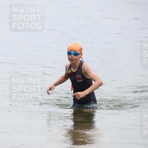 21.06.2025 - 27. Vierlanden-Triathlon Lena Gebhardt http://msf.ph/oto/8046162 15.06.2025 14:52:47 Schwimmen 1358, 1370 meine-sportfotos.de