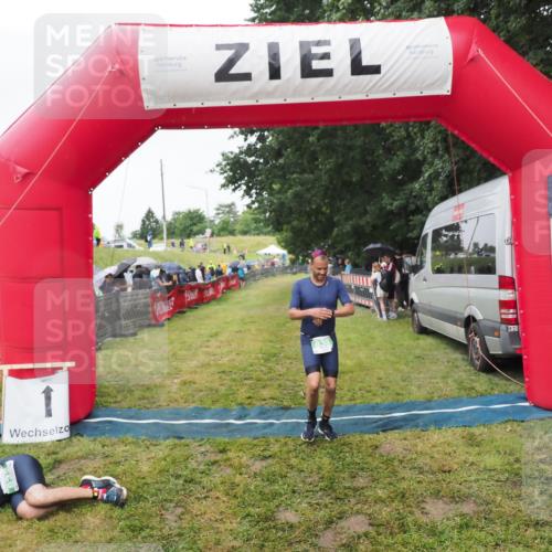 21.06.2025 - 27. Vierlanden-Triathlon MichiJ http://msf.ph/oto/8046168 15.06.2026 13:58:35 Ziel 838 meine-sportfotos.de