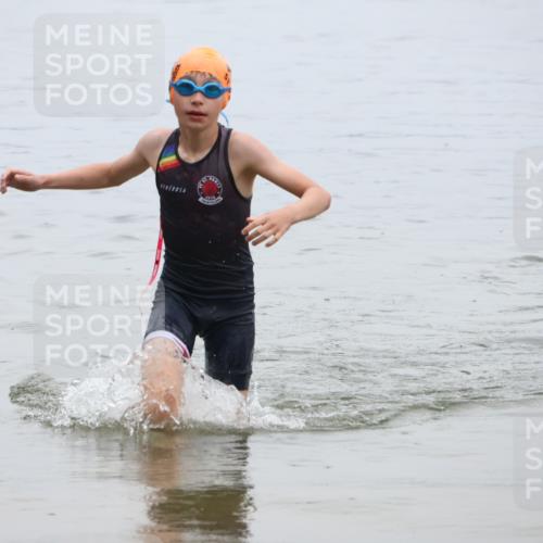 21.06.2025 - 27. Vierlanden-Triathlon Lena Gebhardt http://msf.ph/oto/8046169 15.06.2025 14:52:49 Schwimmen 1358, 1370 meine-sportfotos.de