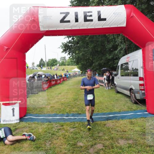 21.06.2025 - 27. Vierlanden-Triathlon MichiJ http://msf.ph/oto/8046170 15.06.2026 13:58:35 Ziel 838 meine-sportfotos.de