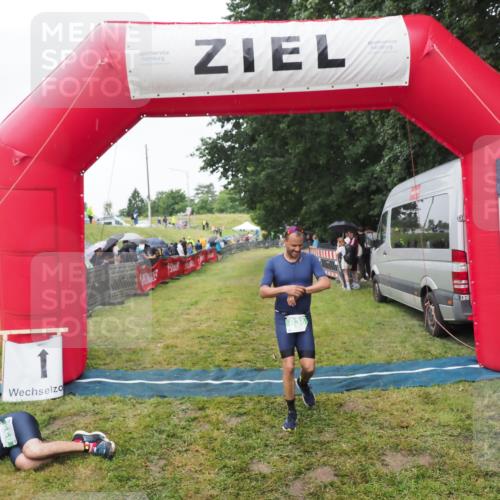 21.06.2025 - 27. Vierlanden-Triathlon MichiJ http://msf.ph/oto/8046172 15.06.2026 13:58:35 Ziel 838 meine-sportfotos.de