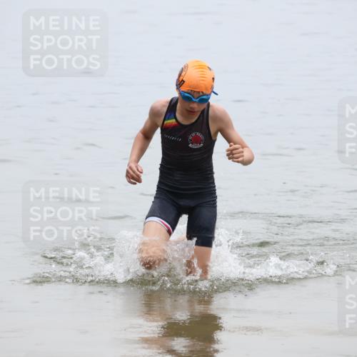 21.06.2025 - 27. Vierlanden-Triathlon Lena Gebhardt http://msf.ph/oto/8046173 15.06.2025 14:52:50 Schwimmen 1358, 1370 meine-sportfotos.de