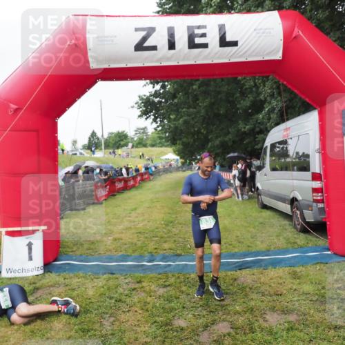 21.06.2025 - 27. Vierlanden-Triathlon MichiJ http://msf.ph/oto/8046174 15.06.2026 13:58:35 Ziel 838 meine-sportfotos.de