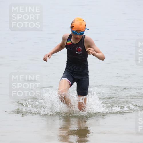 21.06.2025 - 27. Vierlanden-Triathlon Lena Gebhardt http://msf.ph/oto/8046176 15.06.2025 14:52:50 Schwimmen 1358, 1370 meine-sportfotos.de
