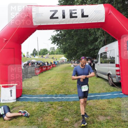 21.06.2025 - 27. Vierlanden-Triathlon MichiJ http://msf.ph/oto/8046179 15.06.2026 13:58:36 Ziel 838 meine-sportfotos.de