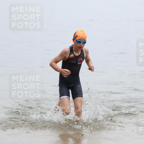 21.06.2025 - 27. Vierlanden-Triathlon Lena Gebhardt http://msf.ph/oto/8046180 15.06.2025 14:52:50 Schwimmen 1358, 1370 meine-sportfotos.de