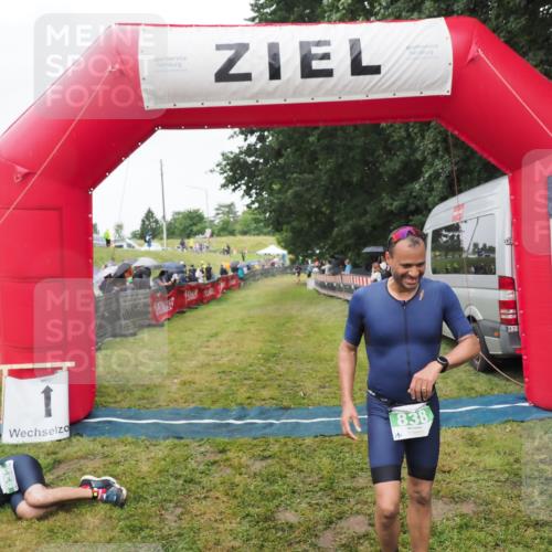 21.06.2025 - 27. Vierlanden-Triathlon MichiJ http://msf.ph/oto/8046183 15.06.2026 13:58:37 Ziel 838 meine-sportfotos.de