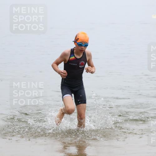 21.06.2025 - 27. Vierlanden-Triathlon Lena Gebhardt http://msf.ph/oto/8046184 15.06.2025 14:52:50 Schwimmen 1358, 1370 meine-sportfotos.de