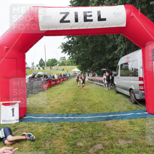 21.06.2025 - 27. Vierlanden-Triathlon MichiJ http://msf.ph/oto/8046185 15.06.2026 13:58:44 Ziel 1156, 1400 meine-sportfotos.de