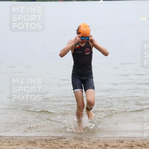 21.06.2025 - 27. Vierlanden-Triathlon Lena Gebhardt http://msf.ph/oto/8046191 15.06.2025 14:52:51 Schwimmen 1358, 1370 meine-sportfotos.de