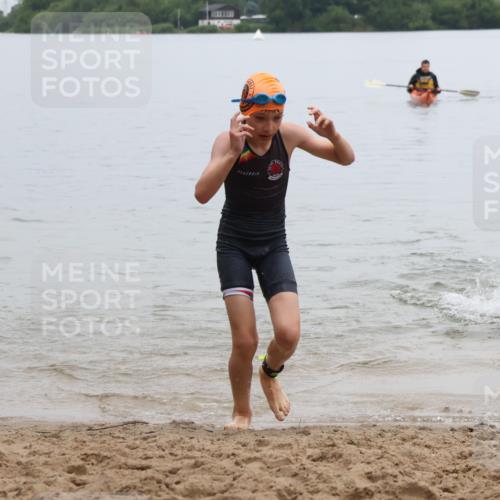 21.06.2025 - 27. Vierlanden-Triathlon Lena Gebhardt http://msf.ph/oto/8046196 15.06.2025 14:52:52 Schwimmen 1358, 1370 meine-sportfotos.de
