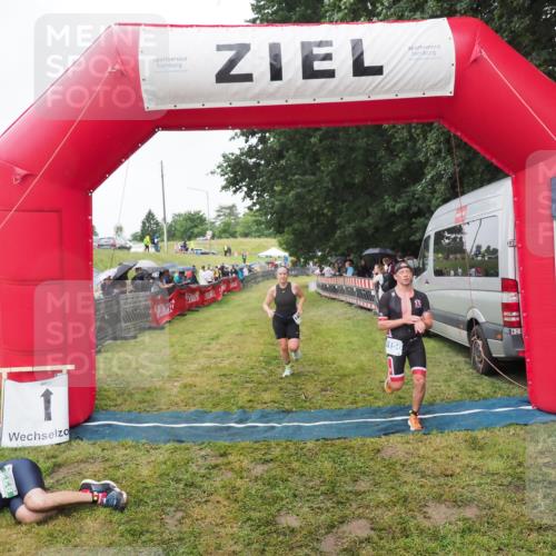 21.06.2025 - 27. Vierlanden-Triathlon MichiJ http://msf.ph/oto/8046200 15.06.2026 13:58:47 Ziel 1156, 1400 meine-sportfotos.de