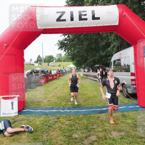 21.06.2025 - 27. Vierlanden-Triathlon MichiJ http://msf.ph/oto/8046202 15.06.2026 13:58:47 Ziel 1156, 1400 meine-sportfotos.de
