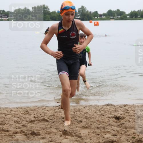 21.06.2025 - 27. Vierlanden-Triathlon Lena Gebhardt http://msf.ph/oto/8046203 15.06.2025 14:52:53 Schwimmen 1358, 1370 meine-sportfotos.de