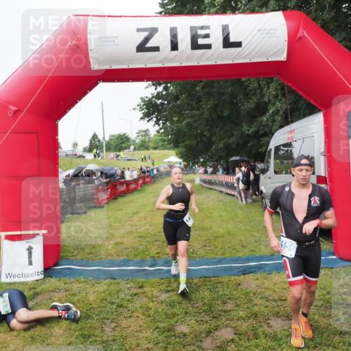 21.06.2025 - 27. Vierlanden-Triathlon MichiJ http://msf.ph/oto/8046206 15.06.2026 13:58:48 Ziel 1156, 1400 meine-sportfotos.de