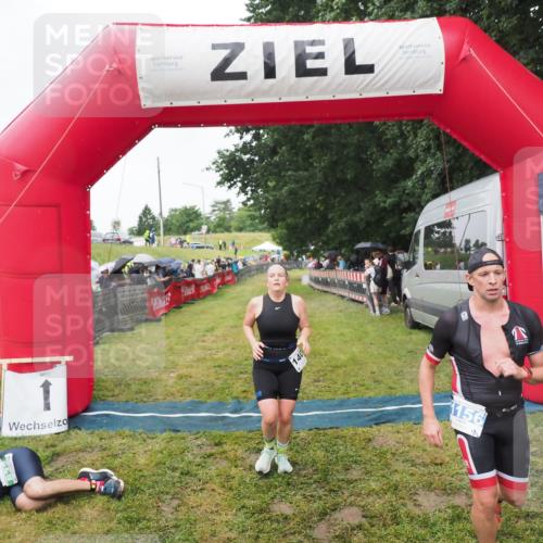 21.06.2025 - 27. Vierlanden-Triathlon MichiJ http://msf.ph/oto/8046210 15.06.2026 13:58:48 Ziel 1156, 1400 meine-sportfotos.de