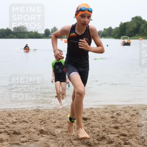 21.06.2025 - 27. Vierlanden-Triathlon Lena Gebhardt http://msf.ph/oto/8046215 15.06.2025 14:52:54 Schwimmen 1358, 1370 meine-sportfotos.de