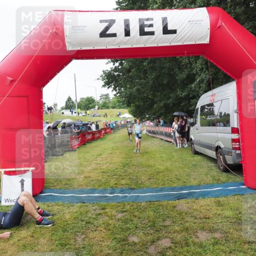 21.06.2025 - 27. Vierlanden-Triathlon MichiJ http://msf.ph/oto/8046219 15.06.2026 13:59:15 Ziel 915 meine-sportfotos.de