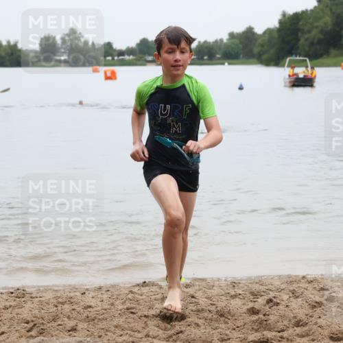 21.06.2025 - 27. Vierlanden-Triathlon Lena Gebhardt http://msf.ph/oto/8046227 15.06.2025 14:52:55 Schwimmen 1358, 1370 meine-sportfotos.de