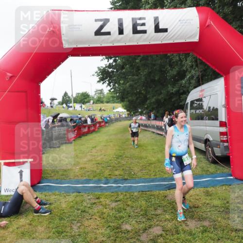 21.06.2025 - 27. Vierlanden-Triathlon MichiJ http://msf.ph/oto/8046229 15.06.2026 13:59:18 Ziel 914, 915 meine-sportfotos.de