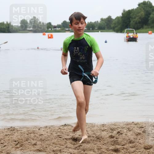 21.06.2025 - 27. Vierlanden-Triathlon Lena Gebhardt http://msf.ph/oto/8046232 15.06.2025 14:52:55 Schwimmen 1358, 1370 meine-sportfotos.de