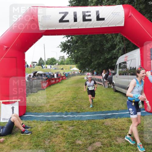 21.06.2025 - 27. Vierlanden-Triathlon MichiJ http://msf.ph/oto/8046233 15.06.2026 13:59:20 Ziel 914, 915 meine-sportfotos.de