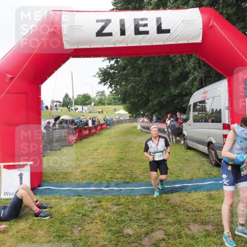 21.06.2025 - 27. Vierlanden-Triathlon MichiJ http://msf.ph/oto/8046242 15.06.2026 13:59:20 Ziel 914, 915 meine-sportfotos.de