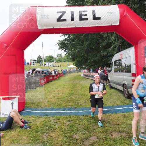 21.06.2025 - 27. Vierlanden-Triathlon MichiJ http://msf.ph/oto/8046243 15.06.2026 13:59:21 Ziel 914, 915 meine-sportfotos.de