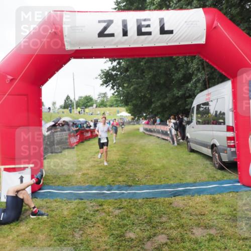 21.06.2025 - 27. Vierlanden-Triathlon MichiJ http://msf.ph/oto/8046250 15.06.2026 13:59:36 Ziel 205, 880 meine-sportfotos.de