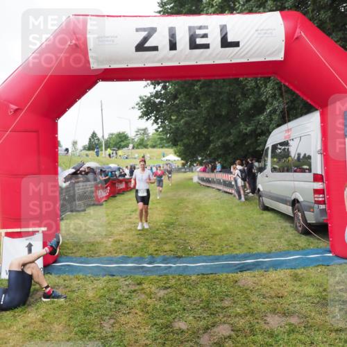 21.06.2025 - 27. Vierlanden-Triathlon MichiJ http://msf.ph/oto/8046252 15.06.2026 13:59:36 Ziel 205, 880 meine-sportfotos.de